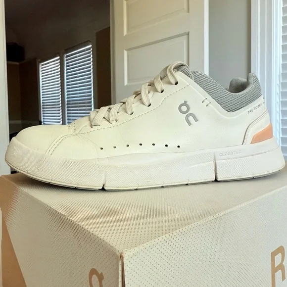 🎀On THE ROGER Advantage white rose women size 7 in good used condition🎀 - Picture 2 of 9